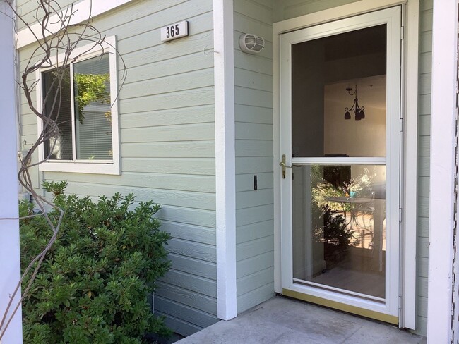 Building Photo - Centrally Located 2 Bedroom Townhome