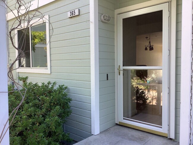Foto del edificio - Centrally Located 2 Bedroom Townhome