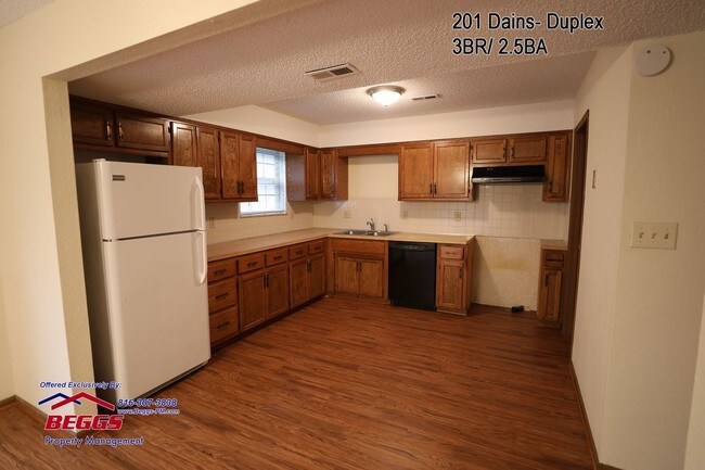 Building Photo - Liberty- Duplex- 3BR / 2.5BA