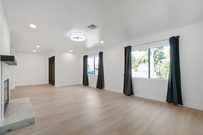 Building Photo - 5 Bedroom Home for Rent in Burbank!