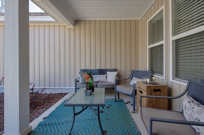 Building Photo - 3 bedrooms 2 bathrooms