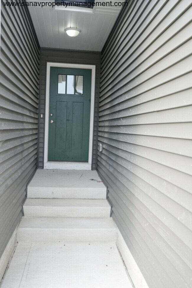 Building Photo - Family-Friendly Ranch Home with 3 Car Gara...