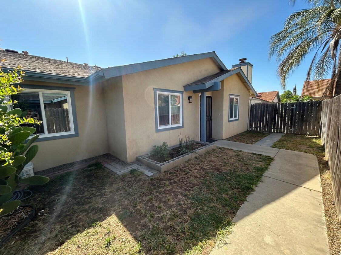 Foto principal - Great 3 bedroom 2 bath in Visalia ready fo...