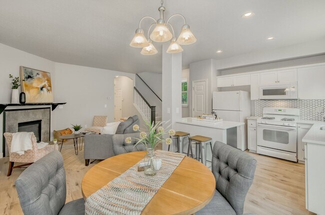 Foto del edificio - Beautiful Upscale End Unit Townhome with Lots of Updates! Walking Distance to Shopping & More!