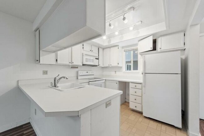 Building Photo - 2 bedroom in Bellevue WA 98004