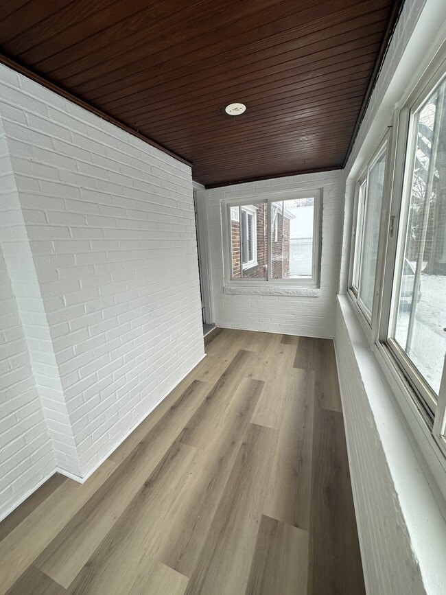 Building Photo - 375 E 214th St