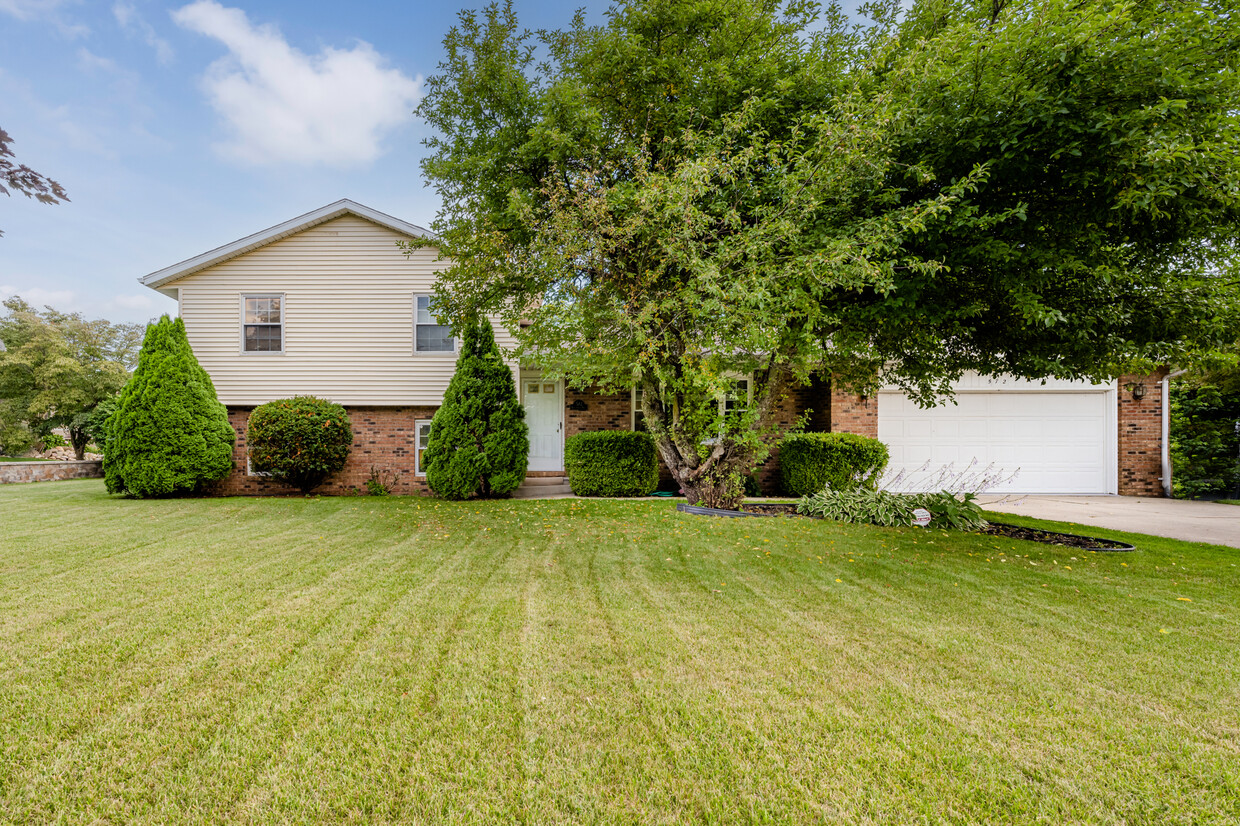Primary Photo - 572 Royal Crest Dr