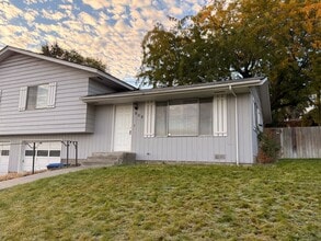 Building Photo - 806 W 6th Ave