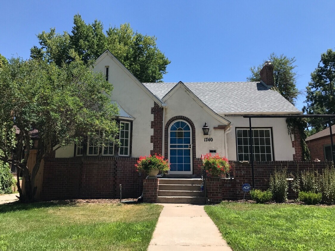 Foto principal - Two bed one bath in prime Park Hill location.