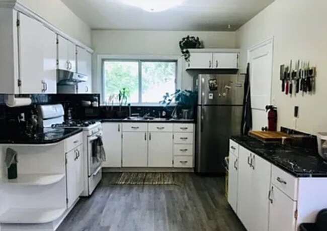 Foto del edificio - Spacious 4-Bedroom Home – with 2nd Kitchen & Private Entrance!