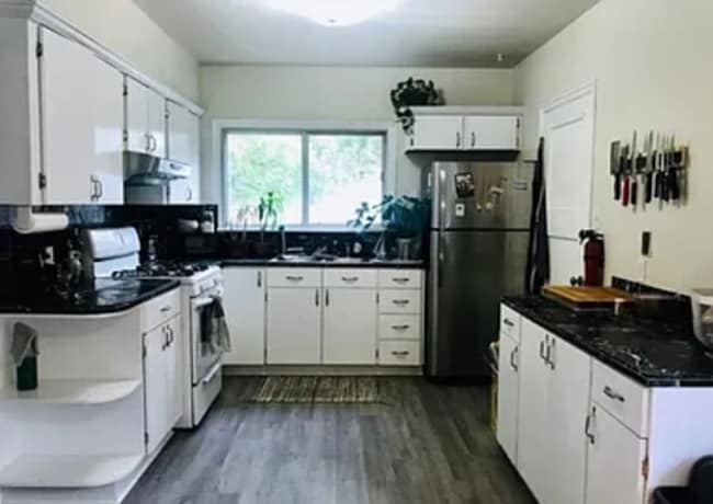 Foto del edificio - Spacious 4-Bedroom Home – with 2nd Kitchen...