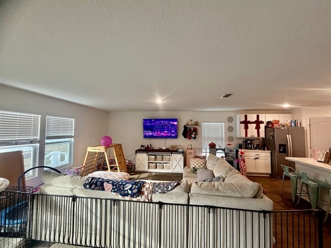 Foto del edificio - 4 Bed 2 Bath with HUGE Yard Available in March