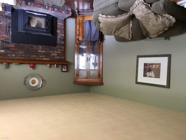 Foto del edificio - 4 br, 2 bath House - 13 Center St