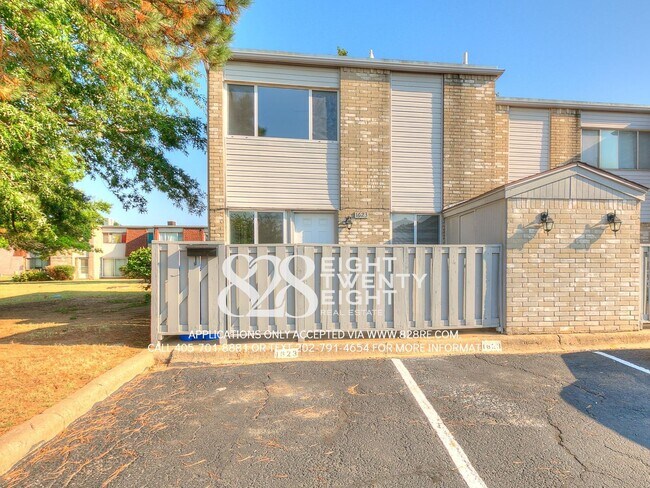 Foto del edificio - *AVAILABLE NOW!* Spacious 3 Bed/2.5 Bath Condo in East Norman!