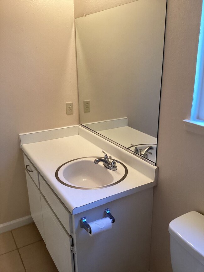 Building Photo - 2bd, 2bath Unit!