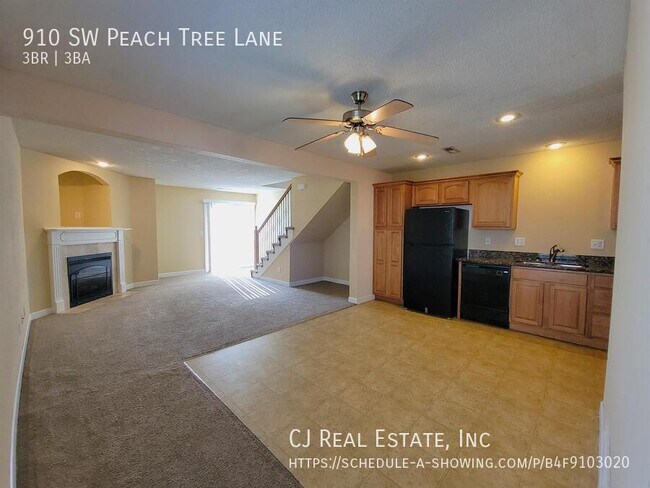 Building Photo - 910 SW Peach Tree Ln