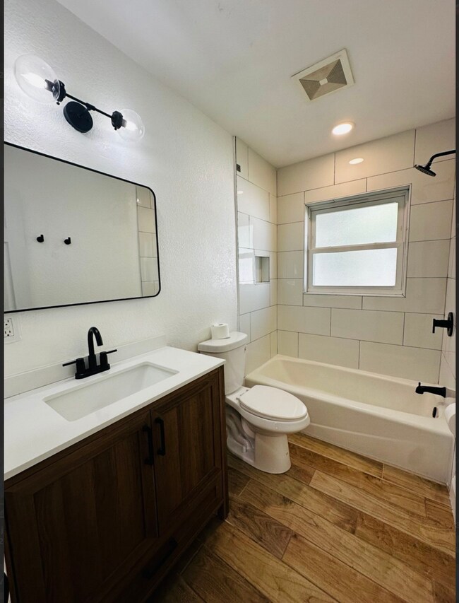 Foto del edificio - 4390 Maple St NE