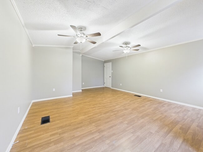 Foto del edificio - 107 Guillot Rd