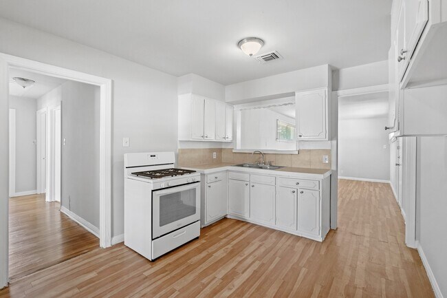 Building Photo - 5830 Glenhurst Dr