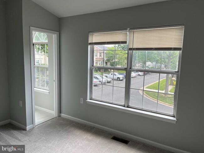 Building Photo - 10934 Mission Ridge Dr