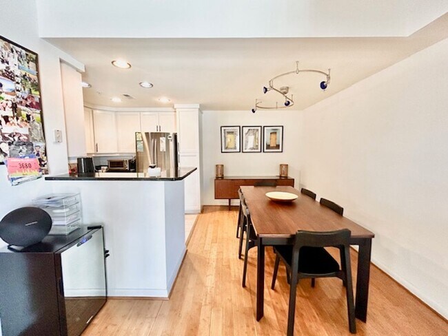 Foto del edificio - Welcome to this 2BD/2BA home at The Eleven with a BALCONY - GARAGE PARKING - 1 STORAGE UNIT!