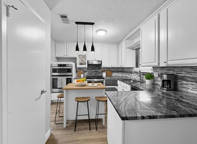 Foto del edificio - 8802 Deerwood Dr