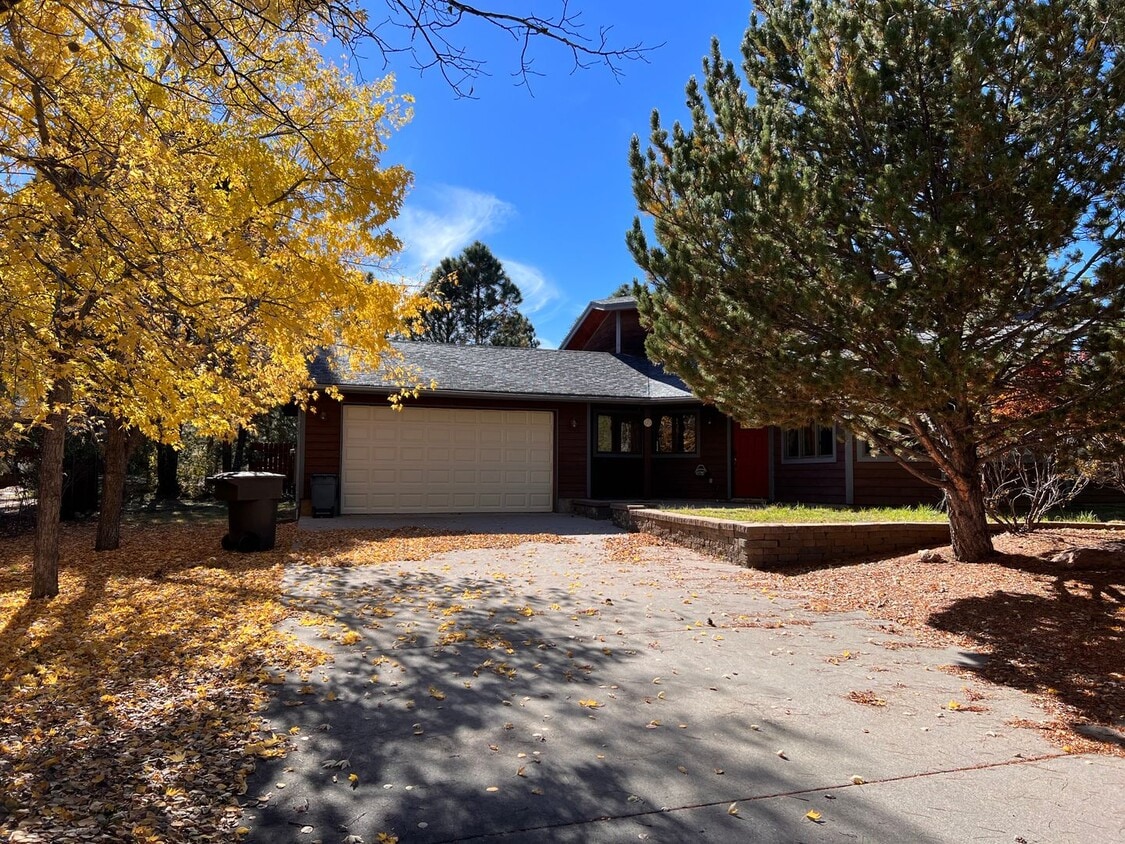 Foto principal - Partially Furnished Move In Ready Gorgeous Home In The Country Club