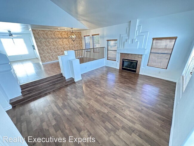 Building Photo - 3 br, 2.5 bath House - 7802 West Gilmore Ave.