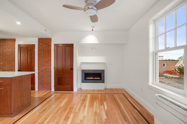 Foto del edificio - 165 Winthrop Rd