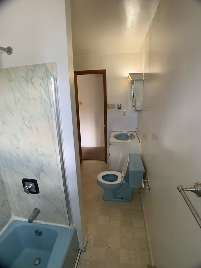 Full Bathroom - 114 E Ruddle St