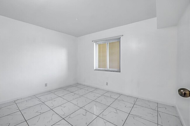 Foto del edificio - 1000 Manatee Rd