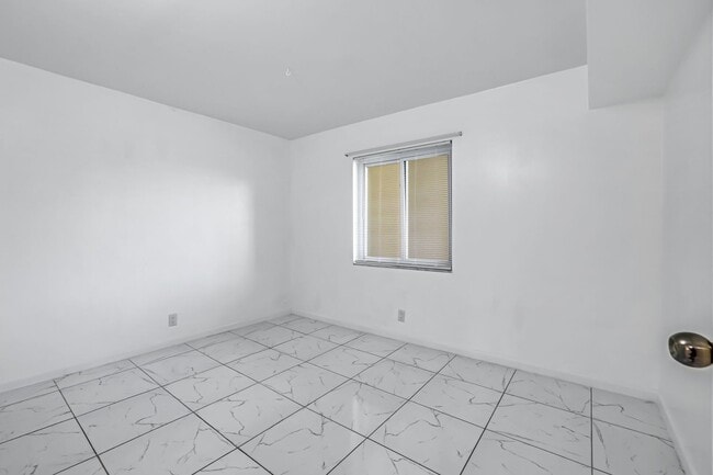 Building Photo - 1000 Manatee Rd