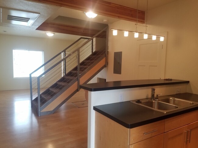 Building Photo - Desirable 2 bed, 2.5 bath Lincoln Park tow...