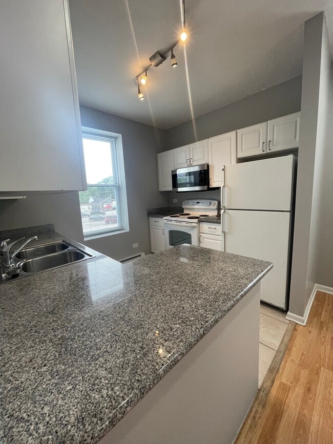 Building Photo - 503 S Main St