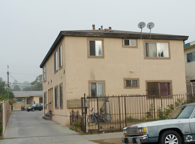 Building Photo - 3245 Drew St