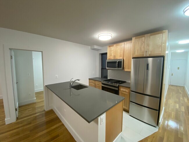 Building Photo - 221 W 21st St