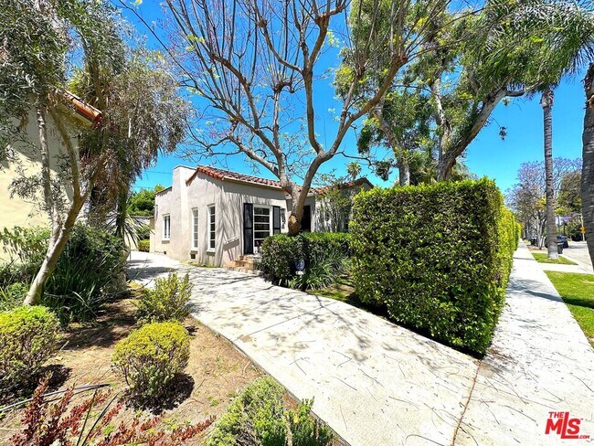 Foto del edificio - 9019 Rosewood Ave