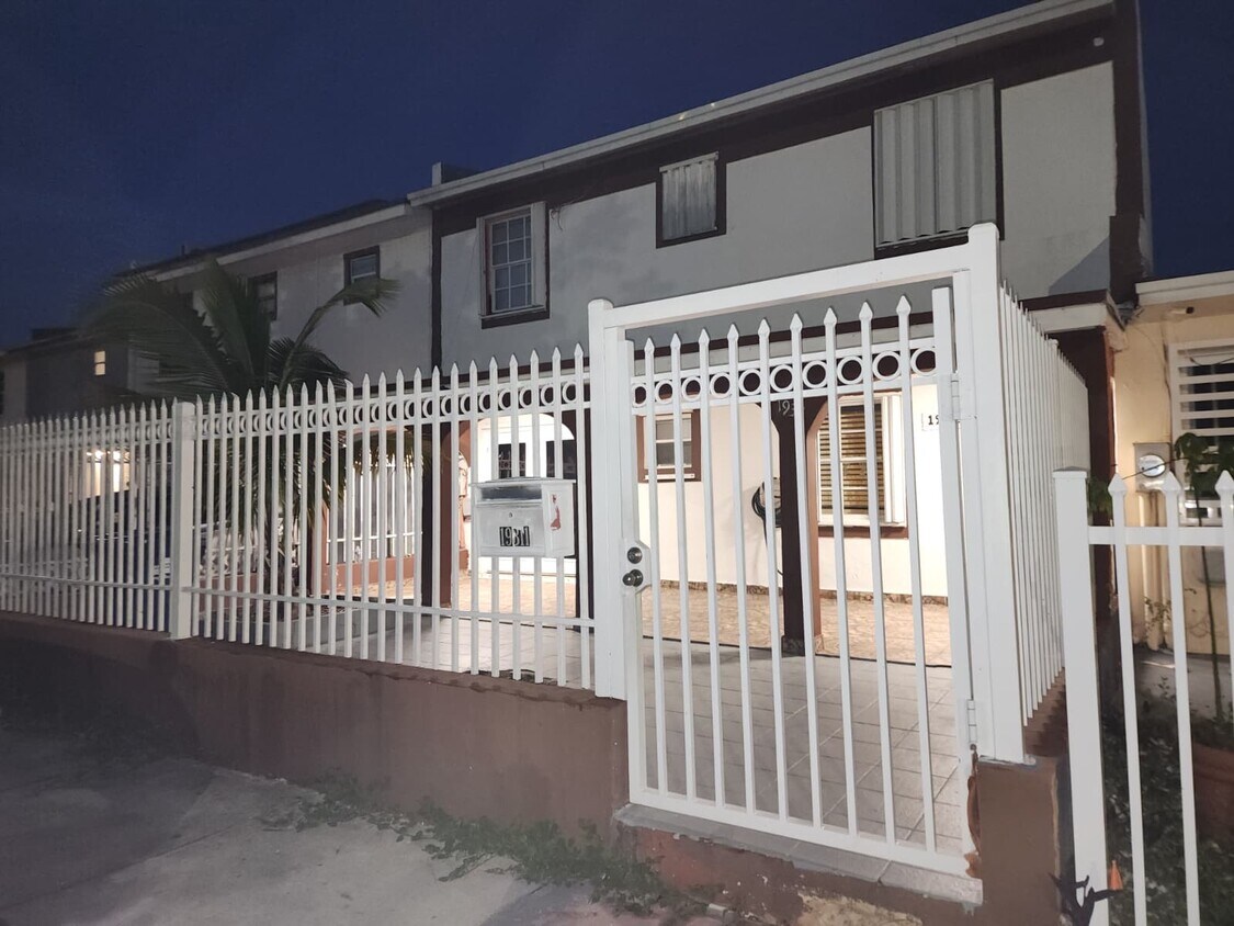 Foto principal - 19311 NW 46th Ave