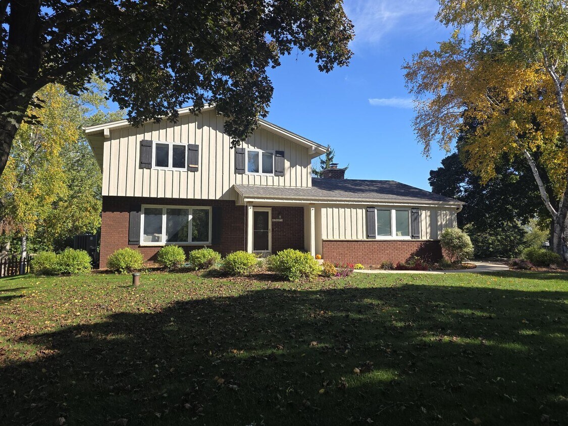 Foto principal - Updated 4 bedroom home in Merton