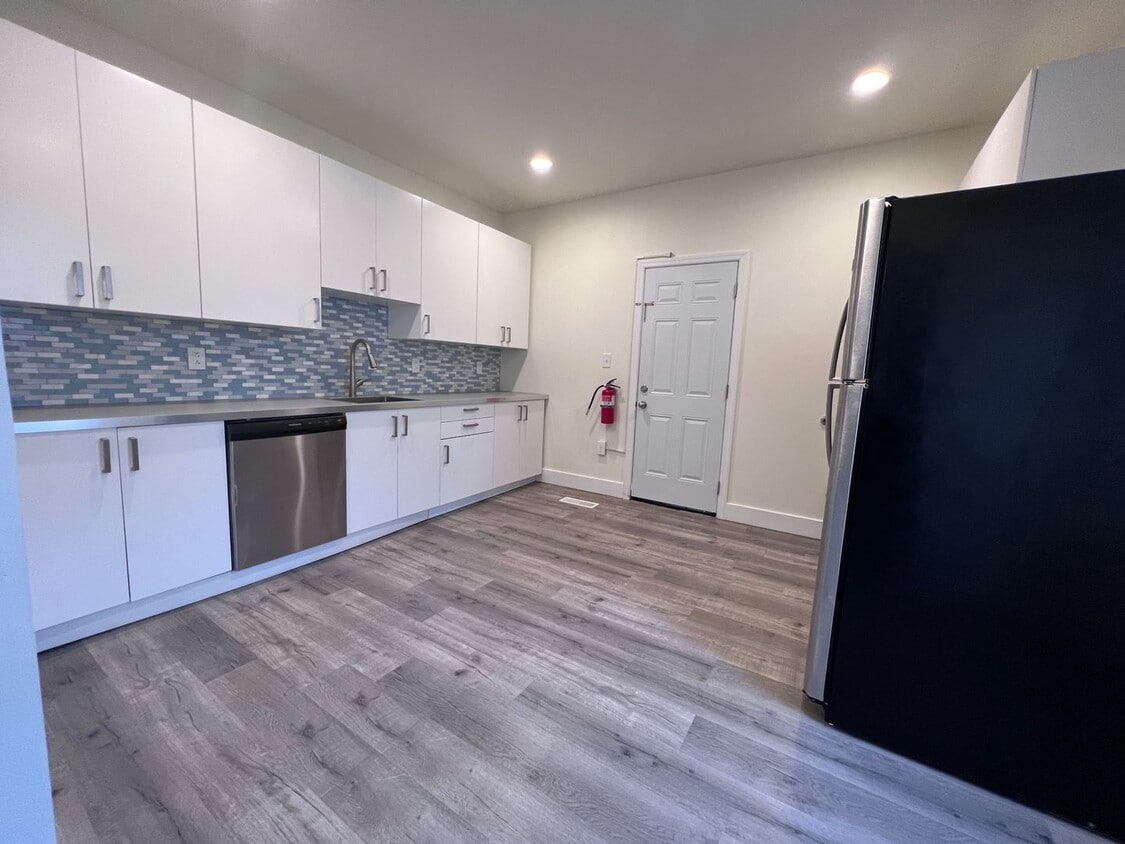 Primary Photo - Internet included- 2BR apartment with office!