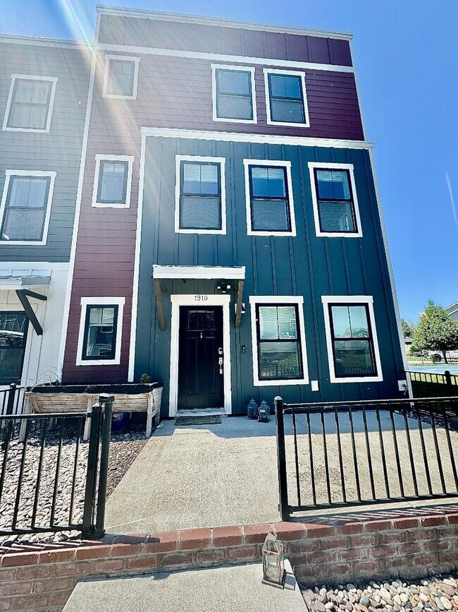 Building Photo - 1910 Songbird Dr