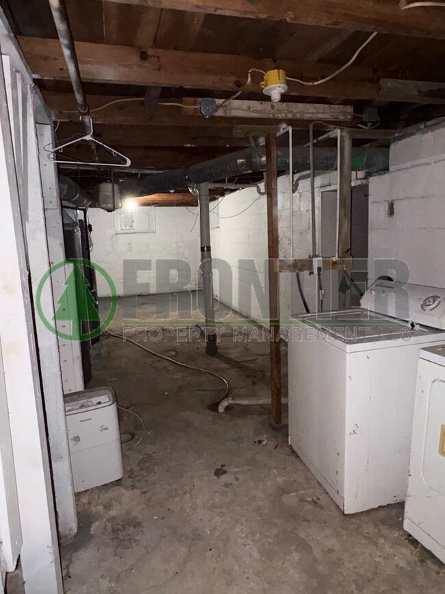 Building Photo - Check out this cozy 3-bedroom, 1-bath— perfect if you’re looking for something comfortable and af...