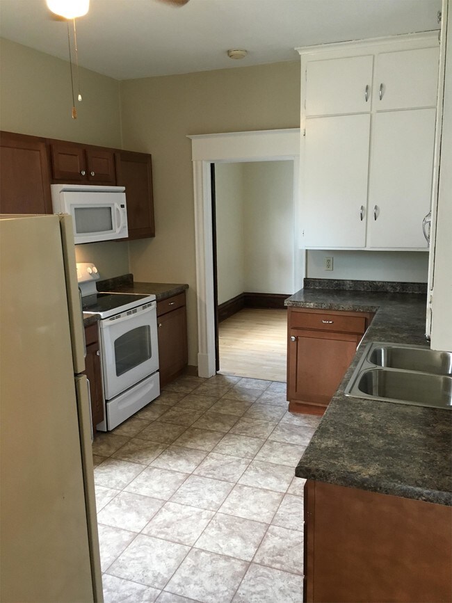 Foto del edificio - 1044 College St N