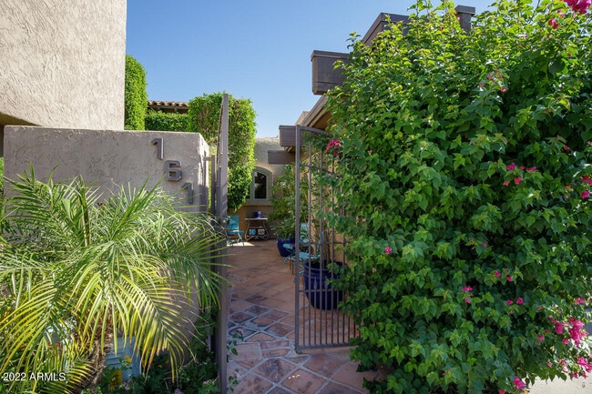 Building Photo - 4442 E Camelback Rd