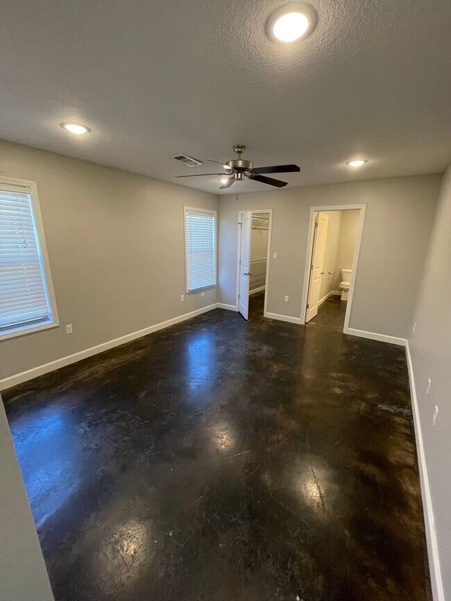 Building Photo - 337 Wolf Den Dr