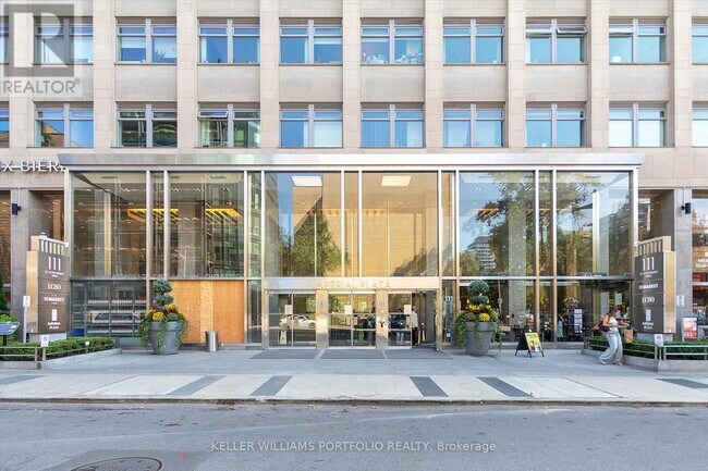 Photo du bâtiment - 111 St Clair Ave W