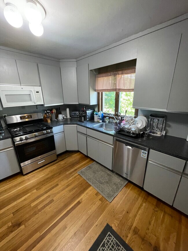 Kitchen - 44 Augustus Ave