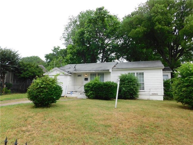 Building Photo - 1717 Hemphill Dr