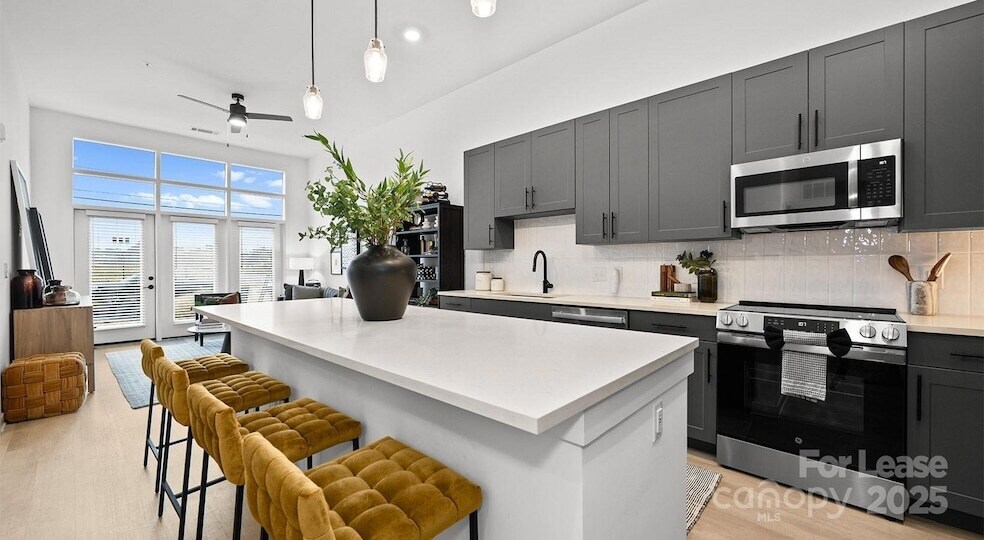 Foto principal - 704 W Tremont Ave