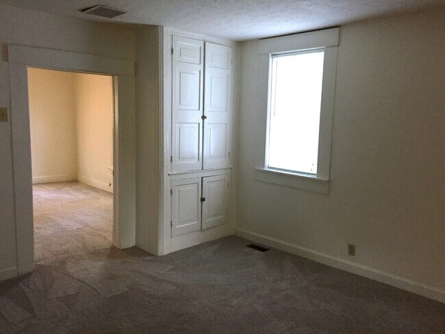 Foto del edificio - 451 E Main St